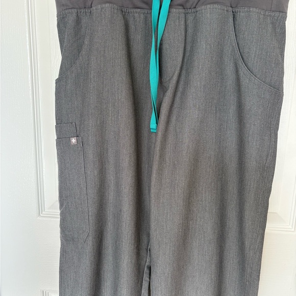 Figs Scrub Set - Heather GrayTechnical V-Neck Top with Pants - Picture 8 of 12